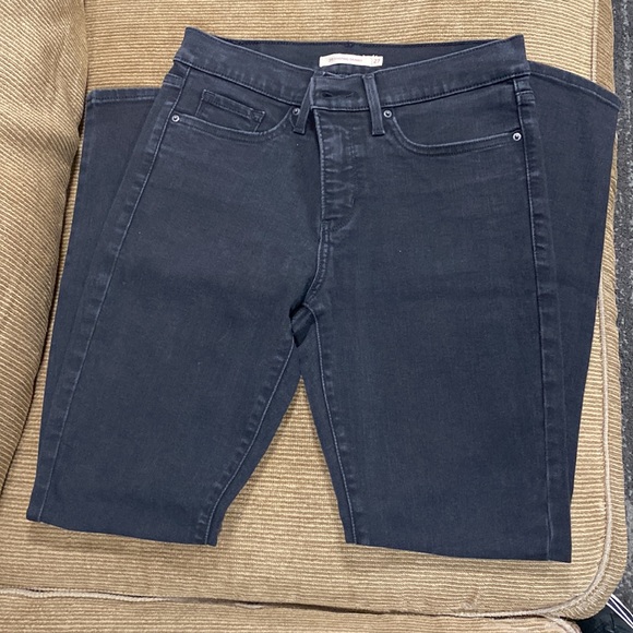 Levi’s women pants is in excellent condition size 27 stretch - Picture 4 of 6